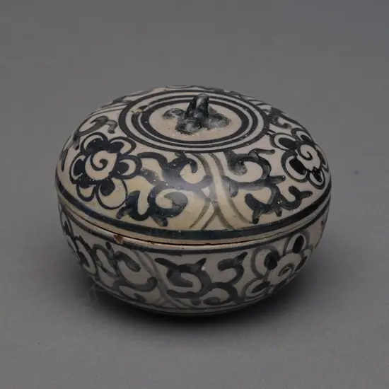A Vietnamese Lê period stoneware covered box,